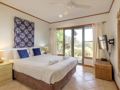 Claytons 1 By Discover Stradbroke - Phillip Island Accommodation 4