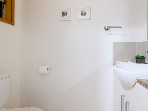 Claytons 1 By Discover Stradbroke - Phillip Island Accommodation 5