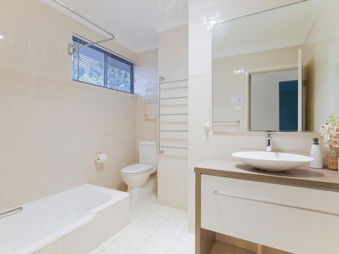 1 'Kooringal', 105 Soldiers Point Road - Waterfront Unit Wth Aircon - Phillip Island Accommodation 1