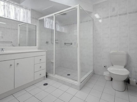 1 'Laman Lodge', 15 Laman Street - Stunning Air Conditioned Unit With Water Views And WIFI - Phillip Island Accommodation 1