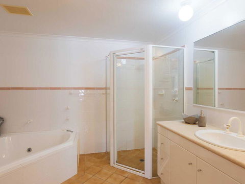 1 'Peninsula Waters', 2-4 Soldiers Point Road - Aircon, Pool & Massive Outdoor Area - Phillip Island Accommodation 2