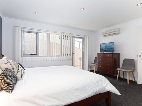 1 'Seaview', 9 Church Street - Huge Air Conditioned Unit With Lift & WIFI - Phillip Island Accommodation 1