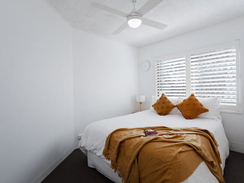 1 'The Poplars' 34 Magnus St - Panoramic Water Views, Pool, Aircon & WIFI - Phillip Island Accommodation 3