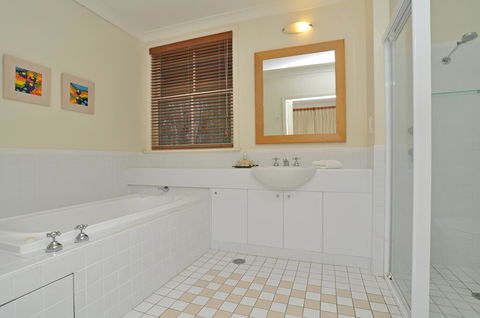 1 Bedroom Executive Villa Located Within Cypress Lakes - Phillip Island Accommodation 1