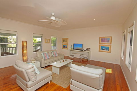 16 Beachway Pde, Marcoola: Linen Incl, WiFi, Pet Friendly, A/Cond. 500 BOND - Phillip Island Accommodation 3