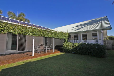 16 Beachway Pde, Marcoola: Linen Incl, WiFi, Pet Friendly, A/Cond. 500 BOND - Phillip Island Accommodation 1