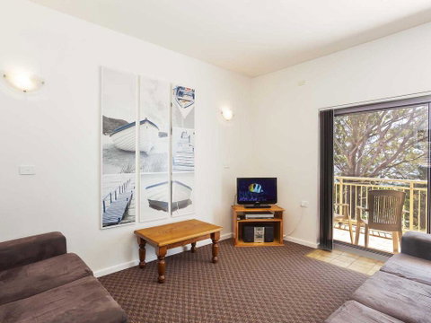 2 'Fiddlers Green' 62 Magnus Street - Ground Floor Unit Walking Distance To Nelson Bay - Phillip Island Accommodation 3