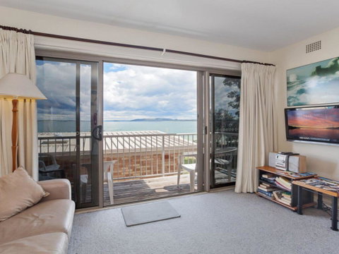 2 'Sunnie Belle' 3 Victoria Parade- Water Views Over Nelson Bay Foreshore - Phillip Island Accommodation 2