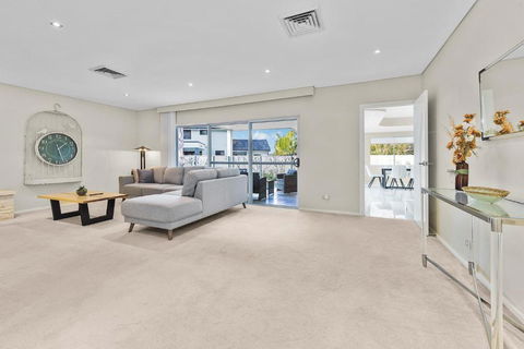 Beautiful House In Sylvania Waters - Phillip Island Accommodation 4