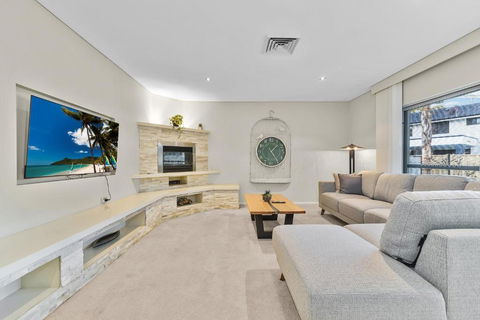Beautiful House In Sylvania Waters - Phillip Island Accommodation 3