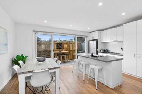 CASA EMEC- PETS WELCOME Luxury, Aircon, Walk To The Shops And Beach! Outdoor Shower And Garage Parking - Phillip Island Accommodation 0