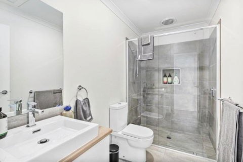 CASA EMEC- PETS WELCOME Luxury, Aircon, Walk To The Shops And Beach! Outdoor Shower And Garage Parking - Phillip Island Accommodation 4