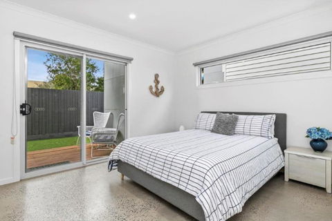 CASA EMEC- PETS WELCOME Luxury, Aircon, Walk To The Shops And Beach! Outdoor Shower And Garage Parking - Phillip Island Accommodation 3