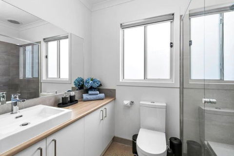 CASA EMEC- PETS WELCOME Luxury, Aircon, Walk To The Shops And Beach! Outdoor Shower And Garage Parking - Phillip Island Accommodation 2