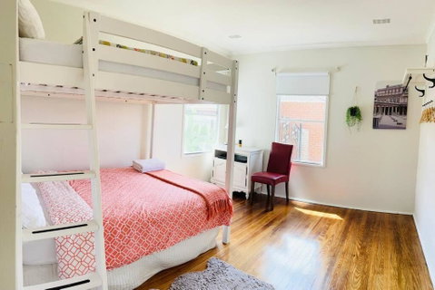 D122 Lovely London Home - Phillip Island Accommodation 4