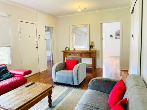 D122 Lovely London Home - Phillip Island Accommodation 0