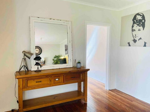 D122 Lovely London Home - Phillip Island Accommodation 1