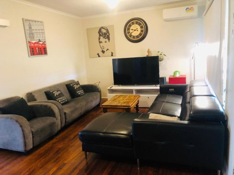 D122 Lovely London Home - Phillip Island Accommodation 2