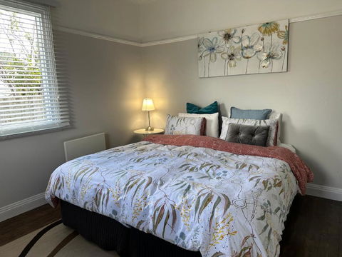 Daisy Cottage On Duke 3BR - Phillip Island Accommodation 3