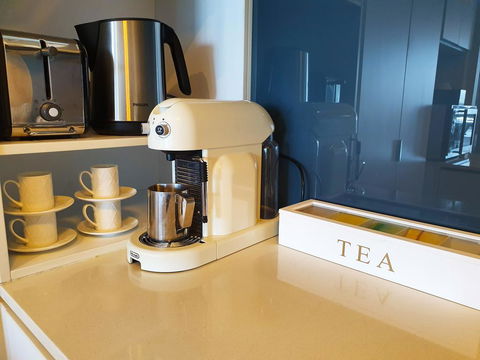 2BR EPIC VIEWS , CBD,  2 Cars , Pool, Wine, Gym, Netflix - Phillip Island Accommodation 3