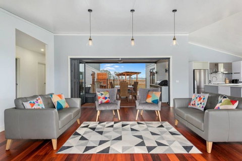 3 WISE MONKEYS, MANSFIELD - Phillip Island Accommodation 3