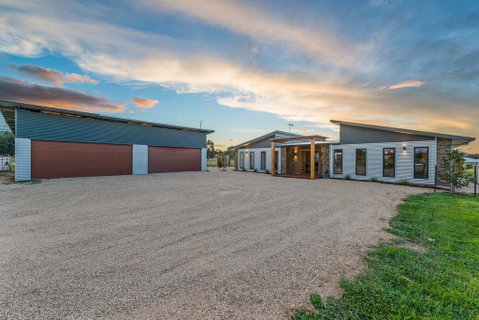 3 WISE MONKEYS, MANSFIELD - Phillip Island Accommodation 2