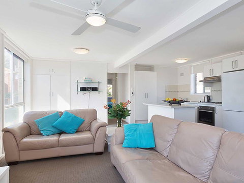 4 'Shoreline' 7 Victoria Parade - Views Over Fly Point And Marina - Phillip Island Accommodation 2