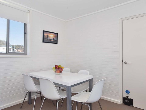 4 'Shoreline' 7 Victoria Parade - Views Over Fly Point And Marina - Phillip Island Accommodation 3