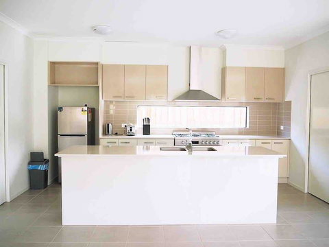 4 Bed 2 And A Half Bath Luxury Villa In Point Cook - Phillip Island Accommodation 1