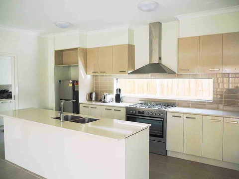 4 Bed 2 And A Half Bath Luxury Villa In Point Cook - Phillip Island Accommodation 3