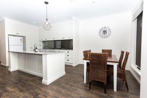 4 Bedroom Inner City Townhouse - SLEEPS 9 !! - Phillip Island Accommodation 3