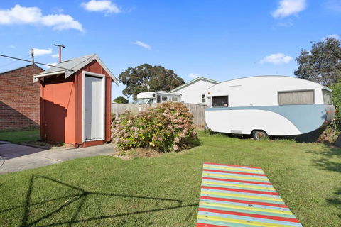 4 MONTROSE AVE - Retro Home In The Heart Of Town - Phillip Island Accommodation 3