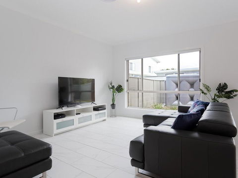 5B BENT STREET - LARGE HOUSE WITH DUCTED AIR CON, WIFI & FOXTEL - Phillip Island Accommodation 1