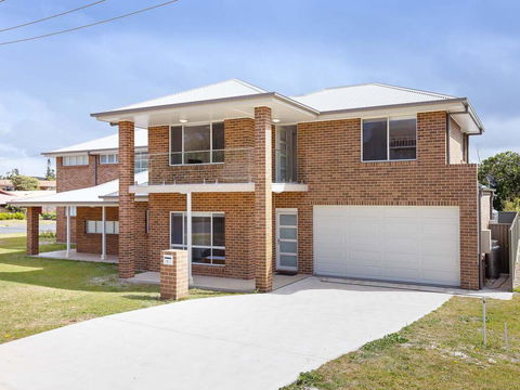 5B BENT STREET - LARGE HOUSE WITH DUCTED AIR CON, WIFI & FOXTEL - Phillip Island Accommodation 0