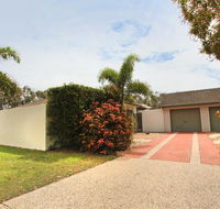 6 Petrie Ave Marcoola Pet Friendly Linen supplied - Phillip Island Accommodation