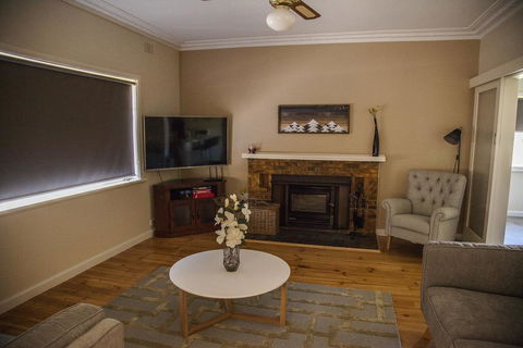 725 Myrtleford-Yackandandah Road - Phillip Island Accommodation 2