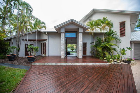 Absolute Lakefront - Port Douglas - Phillip Island Accommodation 2