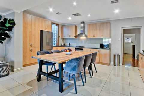 Adelaide 4 Bedroom House With Pool - Phillip Island Accommodation 2