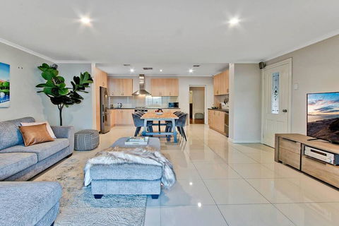 Adelaide 4 Bedroom House With Pool - Phillip Island Accommodation 3
