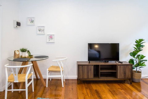 Esperanza Gardens - A Stylish Victorian Studio - Phillip Island Accommodation 2