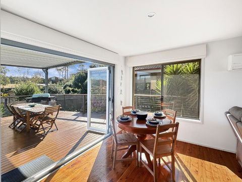Fab 3-Bed Stay With Great Outdoors & Water Views - Phillip Island Accommodation 4