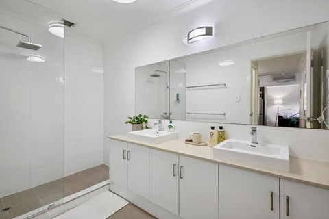 Fabulous Apt In Northbridge With Pool & WiFi - Phillip Island Accommodation 4