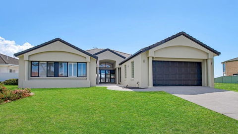 FLOATING ON THE CANALS - 80 COMMODORE CRES - Phillip Island Accommodation 0