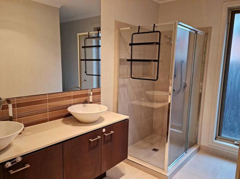 Generous 4 Bedroom Home Close To Park And Shops - Phillip Island Accommodation 2