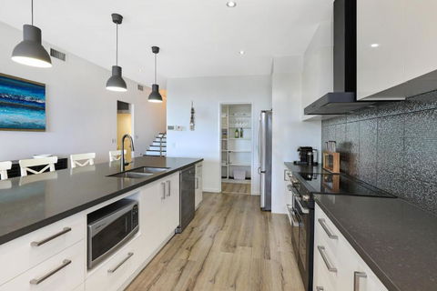 GEORGE8- THE ULTIMATE, FAMILY BEACH HOUSE! - Phillip Island Accommodation 4
