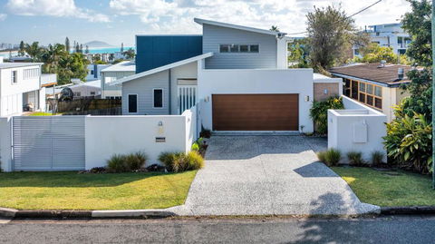 GEORGE8- THE ULTIMATE, FAMILY BEACH HOUSE! - Phillip Island Accommodation 0