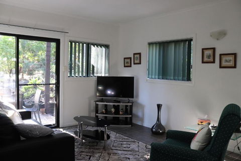 GREEN TREES CHALET Australia Zoo Close By - Phillip Island Accommodation 3