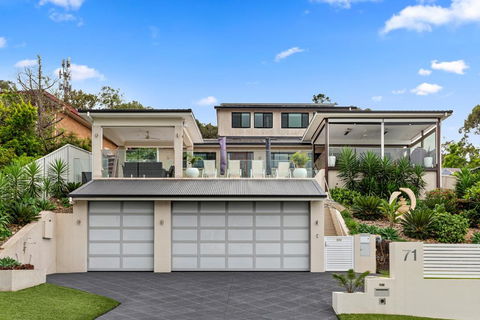 HEATed Pool, Lake & Beach, Luxury 5 B/R House - Phillip Island Accommodation 3