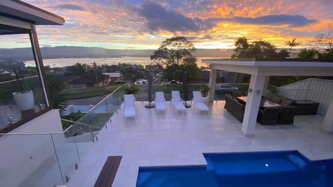 HEATed Pool, Lake & Beach, Luxury 5 B/R House - Phillip Island Accommodation 1
