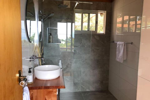 HEXAGON BEACH HOUSE Binalong Bay Of Fires Views - Phillip Island Accommodation 3